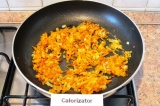 Шаг 6. Обжарить на сливочном масле лук и морковь.