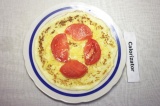 Шаг 9. На сыр выложить кусочки помидора и накрыть вторым блином, посыпать сыром