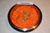 Шаг 4. Морковь посолить и поперчить. Добавить уксус и обжаренный лук, перемешать