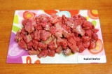 Шаг 1. Промыть мясо и нарезать кубиками 1,5-2 см.