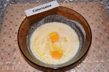 Шаг 3. Подготовленные яйца и ванильный сахар отправить в тесто, хорошо перемешат