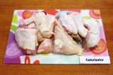 Шаг 1. Разрезать курицу на кусочки среднего размера.
