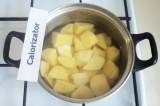 Шаг 1. Картофель помыть, очистить и порезать. Варить на среднем огне около 20 ми
