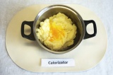 Шаг 7. Картофель отварить, слить воду, размять в пюре, добавить желток и перемеш