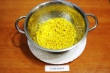 Шаг 4. Слить жидкость с кукурузы.