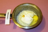 Шаг 5. Добавить яйцо, сахар, разрыхлитель, соль, ваниль.