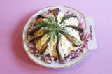 Готовое блюдо: салат слоеный со шпротами