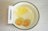 Шаг 1. Для теста смешать яйца, молоко и мягкое сливочное масло. Взбить миксером,
