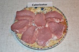 Шаг 1. Порционно нарезать свиной биток, хорошо отбить мясо кухонным молотком.