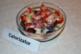 Готовое блюдо: фруктовый салат с йогуртом и медом