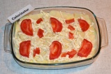 Шаг 6. Плавленый сыр натереть на терке поверх картофеля. Помидоры нарезать полук