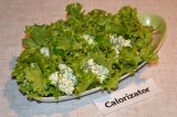 Готовое блюдо: творог с чесноком в салатных листьях