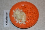 Шаг 2. Лук нарезать кубиками. Морковь натереть на терке или порезать на мелкие