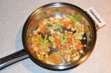 Шаг 5. На разогретой сковороде обжарить овощи: лук, морковь и перец.