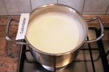 Шаг 2. Довести молоко до кипения на среднем огне.