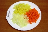 Шаг 4. Мелко нарезать сладкий перец, репчатый лук и морковь.