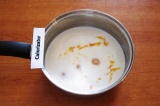Шаг 1. Сделать крем. Смешать в кастрюльке молоко со сливками и желтками.