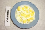 Шаг 4. Яйца отварить (5 минут в кипящей воде) и порезать на кусочки.