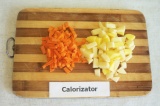 Шаг 2. Картофель и морковь очистить и порезать небольшими кусочками.