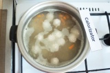 Шаг 6. Из супа достать лук и опустить фрикадельки, варить около 3 минут и добави