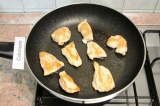 Шаг 1. Нарезать небольшими кусочками куриное филе, посолить и обжарить на сковор