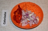 Шаг 2. Морковь натереть на терке, лук нарезать кубиками, а перец полосками.