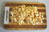 Шаг 5. Приготовить начинку: яблоки потереть на крупной тёрке или мелко порезать.