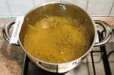 Шаг 4. Вынуть крылышки из кастрюли, добавить в бульон спагетти.