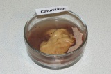 Шаг 4. Смешать ложкой арахисовую пасту, 5 ст.л. протеина и 60 мл воды.