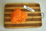 Шаг 4. Вторую половину моркови очистить и потереть на крупной тёрке.