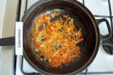 Шаг 6. Лук поджарить на растительном масле, добавить морковь и слегка обжарить