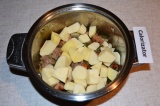 Шаг 5. Картофель очистить и нарезать кубиками. Отправить к мясу и овощам, посоли