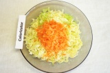Шаг 2. Морковь почистить, потереть и добавить к капусте, перемешать.
