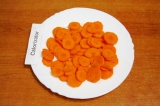 Шаг 6. Нарезать тонкими кружками морковь.