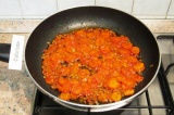 Шаг 8. Добавить в сковороду воду и томатную пасту, перемешать. Сделать минимальн