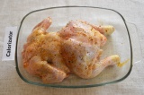 Шаг 2. Курицу хорошо посолить и поперчить, приправить горчицей. Посыпать приправ