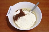 Шаг 4. Просеять муку с разрыхлителем, добавить какао и муку к остальным ингредие