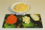 Шаг 4. Натереть сыр и морковь на крупной терке, лук тонко порезать полукольцами