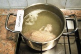 Шаг 1. Промыть мясо, варить на среднем огне в подсоленной воде 1 час, периодичес
