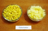 Шаг 5. С кукурузы слить жидкость, нарезать ананасы маленькими дольками.