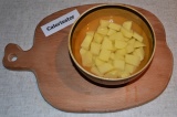 Шаг 3. Картофель почистить и нарезать кубиками, добавить к мясному бульону.