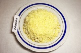 Шаг 5. Потереть сыр на мелкой тёрке и посыпать салат сверху.