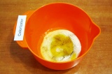 Шаг 6. Подготовить заливку. Выложить в емкость оставшуюся (150 гр.) сметану, яйц