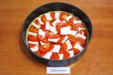 Шаг 8. На тесто выложить по кругу, чередуя, помидоры и брынзу.