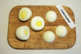 Шаг 1. Отварить яйца, очистить, срезать острую верхушку.
