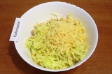 Шаг 5. Натереть на крупной терке 100 грамм сыра и тоже добавить в салатник.