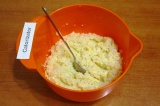 Шаг 3. К отваренному рису добавить 150 гр. сыра и яйца, поперчить по вкусу. Хоро