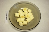 Шаг 1. Бананы очистить от кожуры и нарезать шириной около 2 см.