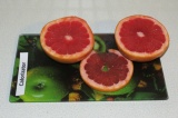 Шаг 1. Разрезать грейпфрут пополам и от одной половинки отрезать дольку.