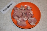 Шаг 1. Мясо нарезать небольшими кусочками. В кастрюлю налить воды и добавить мяс